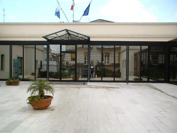 PORTONE INGRESSO BIBLIOTECA COMUNALE C. NATALE